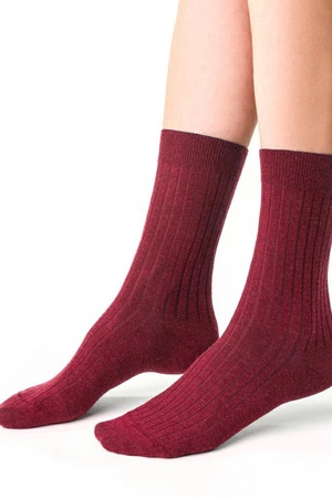 Burgunderrote, druckfreie Damensocken aus Merinowolle von Steven